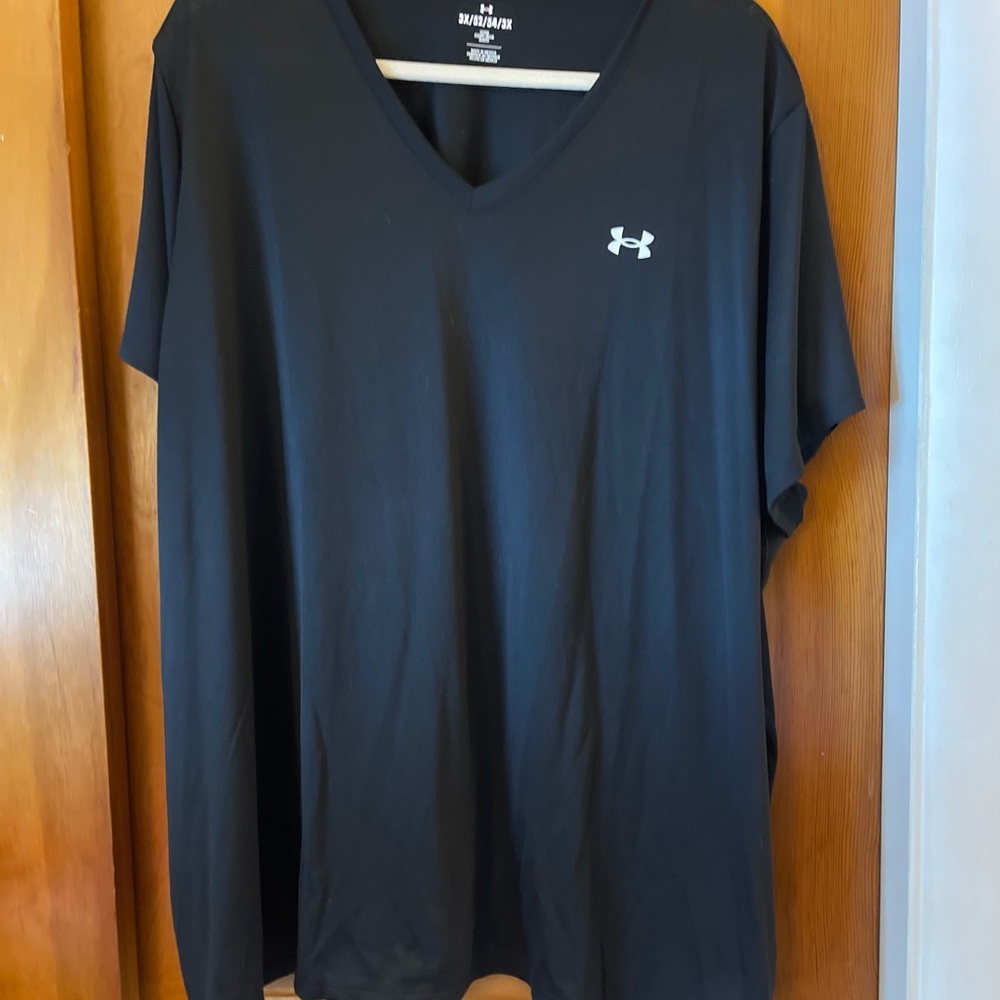 Under Armour Women’s Black V-Neck Shirt EUC